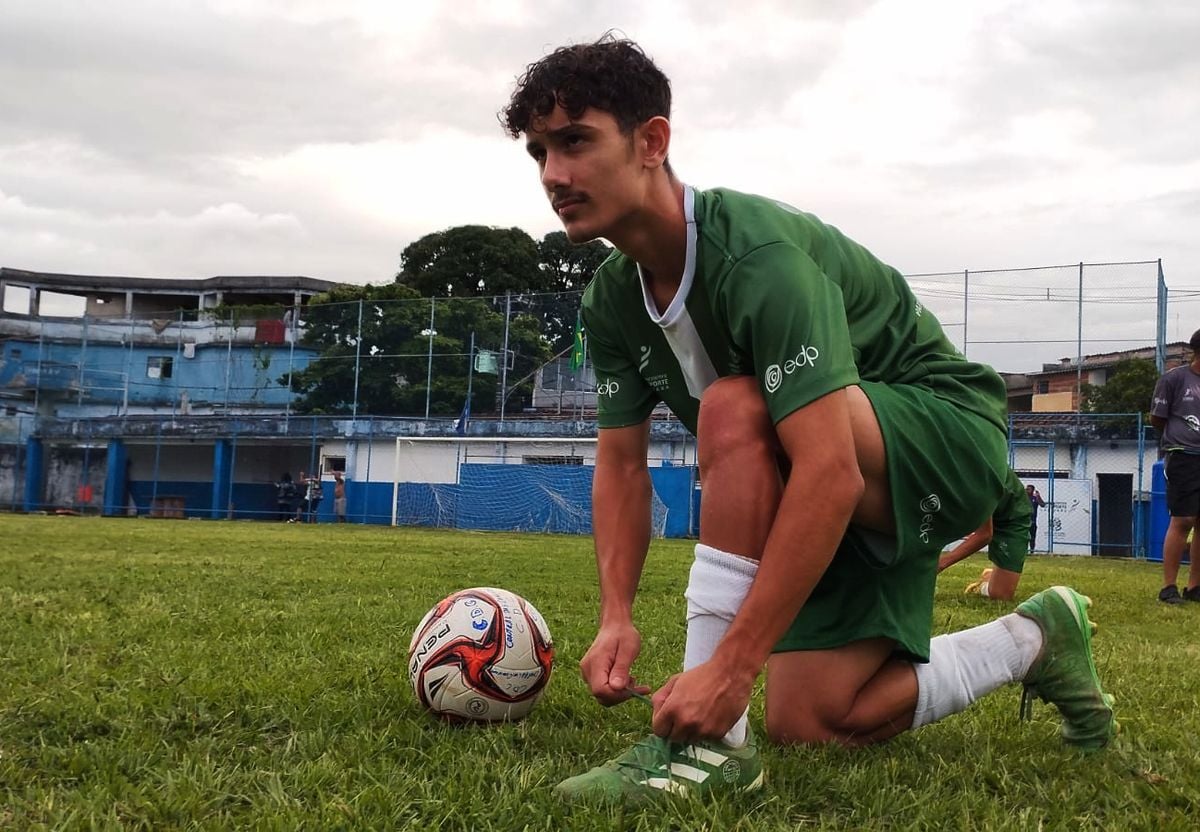 Hiago defende as cores do time de Muquiçaba na Taça EDP das Comunidades