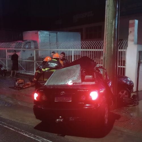 Imagem - Homem morre após bater carro contra poste em Colatina