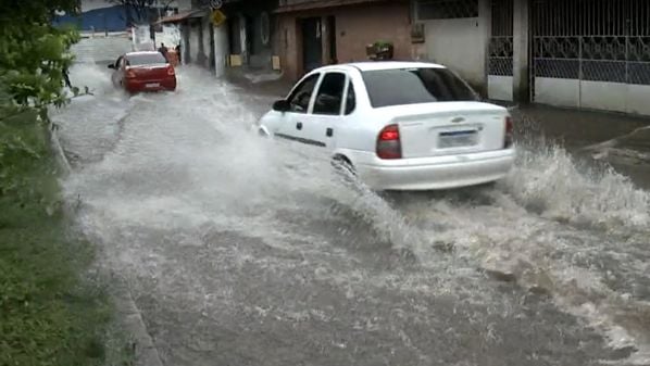 Alto volume de água é alvo de atenção em variadas regiões do Estado, que recebeu alertas de chuvas intensas, ventos fortes e deslocamento de massa