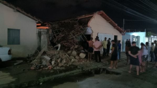 Parte da estrutura da casa foi ao chão e a criança foi encaminhada a um hospital da cidade com ferimentos leves para receber atendimento médico