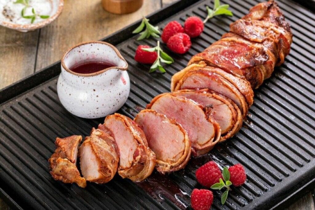 Filé suíno com bacon (Imagem: Elena Veselova | Shutterstock)