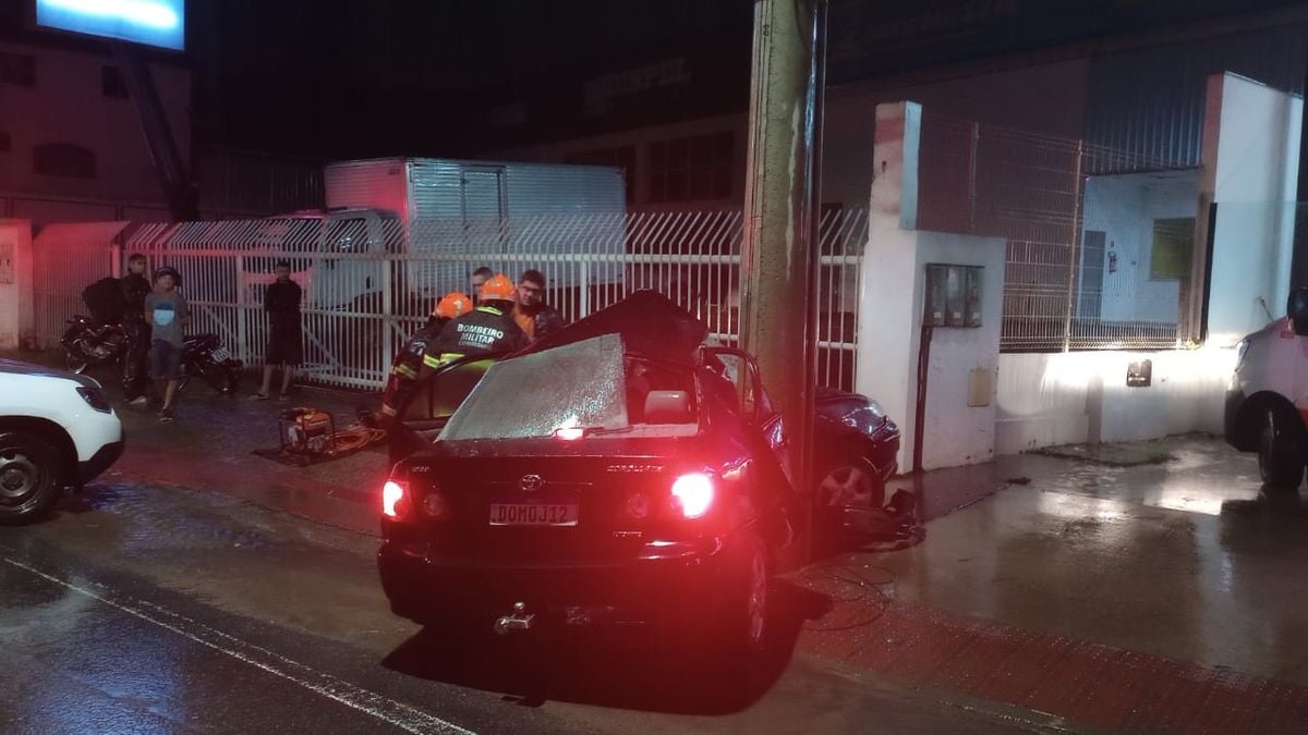 O corpo do motorista ficou preso às ferragens com o impacto da batida.