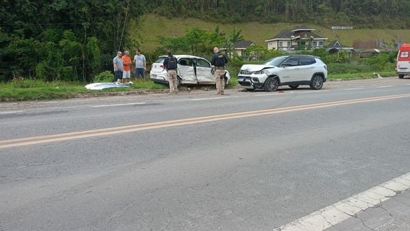 Um Fiat Argo e um Jeep Compass colidiram e um ocupante do primeiro veículo acabou falecendo no local; colisão ocorreu no fim da manhã deste domingo (24), perto da Fazenda do Estado