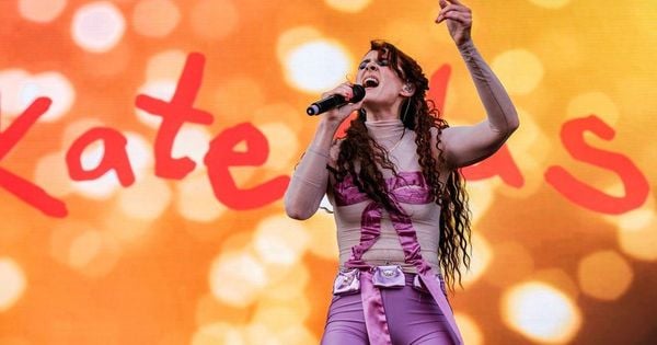 A cantora Kate Nash disse que acha que ganhará mais dinheiro com a venda de fotos de seu bumbum no OnlyFans do que com seus shows