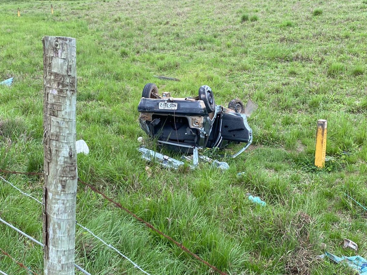 Veículo com as rodas para cima, após acidente em Itapemirim