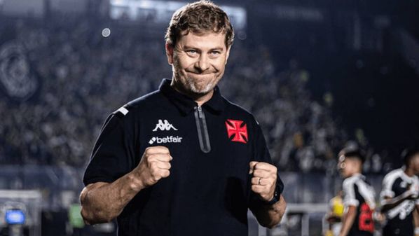 Paiva, de 40 anos, assumiu o Vasco em definitivo em junho, após a saída de Álvaro Pacheco. Durante sua passagem, comandou a equipe em 35 partidas, com 13 vitórias, 10 empates e 12 derrotas