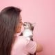 Os motivos pelos quais os gatos lambem seus tutores incluem desde cuidado com a limpeza até conexão emocional (Imagem: Denis Val | Shutterstock)