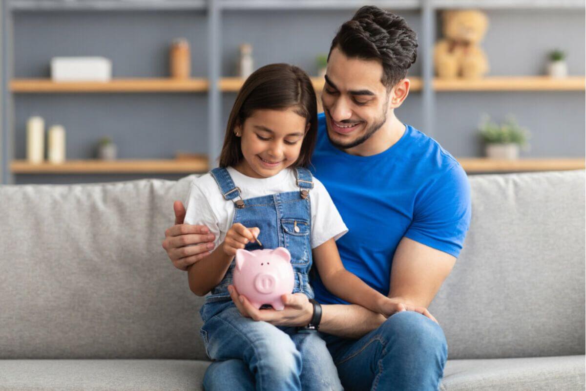 Educação financeira ajuda as crianças a darem valor ao dinheiro (Imagem: Prostock-studio | Shutterstock)