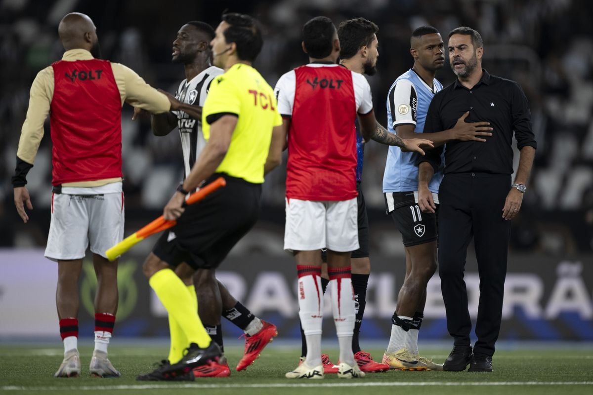 Técnico do Botafogo, Artur Jorge discutiu com o atacante Everaldo, do Vitória-BA