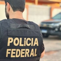 Justiça Federal expediu cinco mandados de busca e apreensão; durante cumprimento das ordens judiciais, um dos alvos foi preso em flagrante por posse irregular de arma de fogo