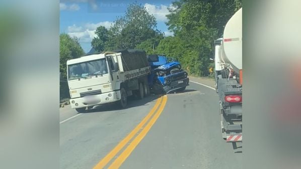 Dois carros e dois caminhões se envolveram na colisão na tarde desta terça-feira (26); fluxo no local está em sistema de pare e siga