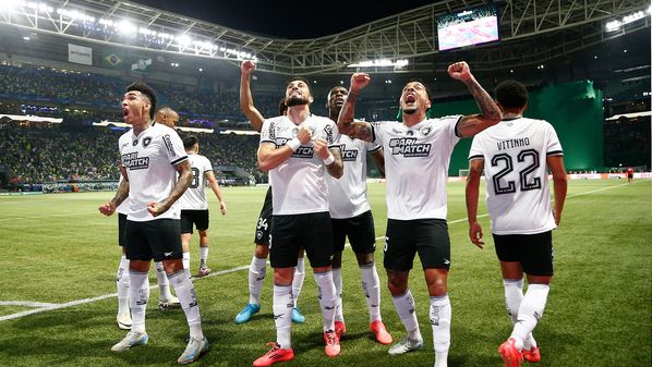 A contundente vitória devolveu a liderança ao Botafogo, agora com 73 pontos, três a mais que o Palmeiras, que terá de ganhar seus dois compromissos finais e voltar a torcer por tropeços do rival para ter chances de conquistar o tricampeonato brasileiro