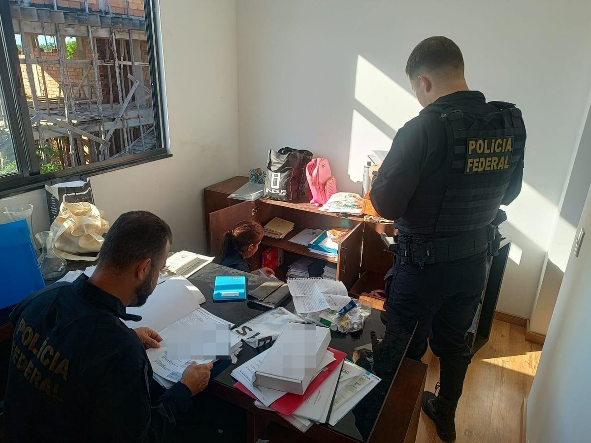 A ação policial decorre de investigação de possível desvio de recursos públicos.
