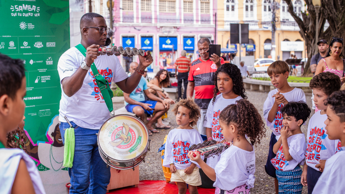 Aula de percussão para crianças na Mostra Cultural 