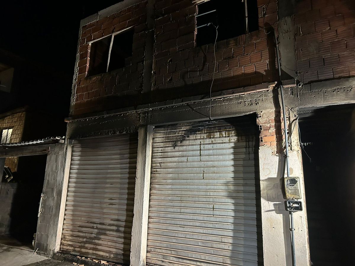 Casa de motorista que atropelou mulher em Bela Vista, em Cariacica, é incendiada por moradores revoltados. 