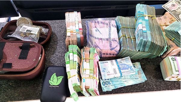 Dinheiro apreendido com casal suspeito de furto milionário ao Banco do Brasil