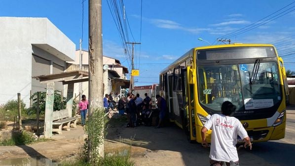 Segundo o motorista, a mulher desembarcou e, quando ele retornava para a via, ouviu um grito informando que a idosa havia caído