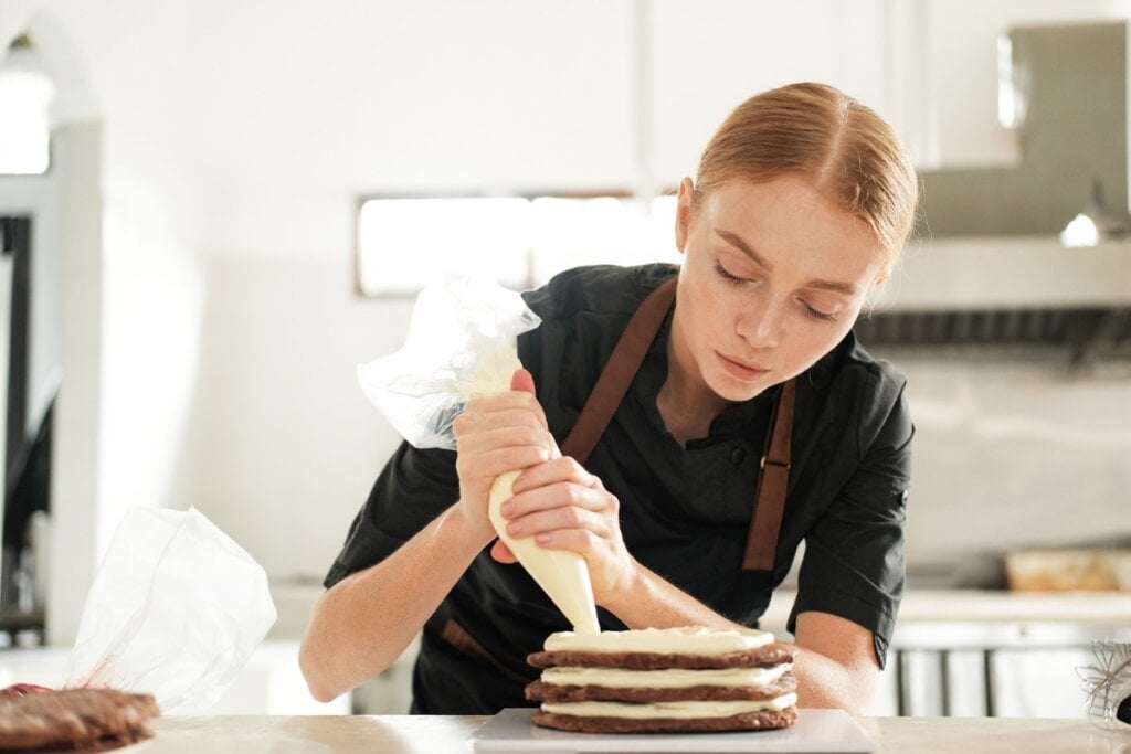 A formação em técnica avançada de confeitaria é indicada para quem já tem experiência na cozinha e deseja se aventurar em receitas sofisticadas (Imagem: moonmovie | Shutterstock)