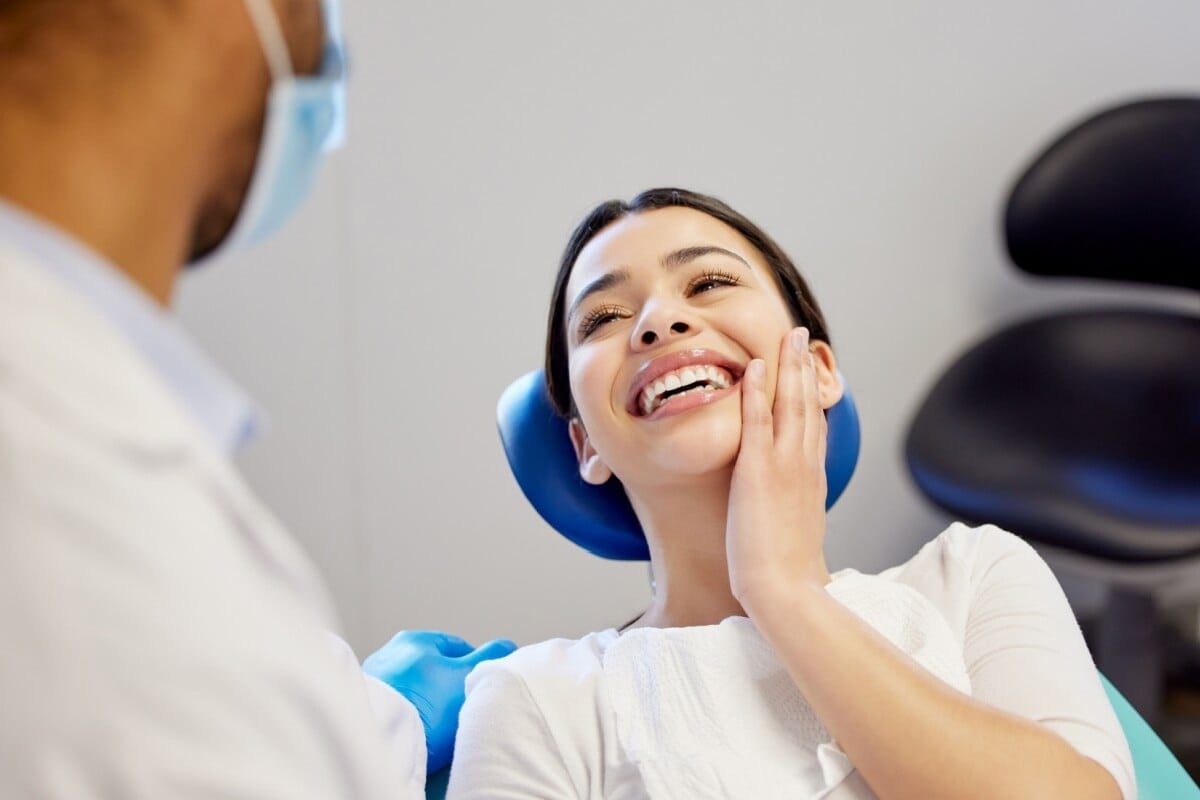 Roer as unhas pode prejudicar a saúde bucal de diversas formas (Imagem: PeopleImages.com - Yuri A | Shutterstock) 