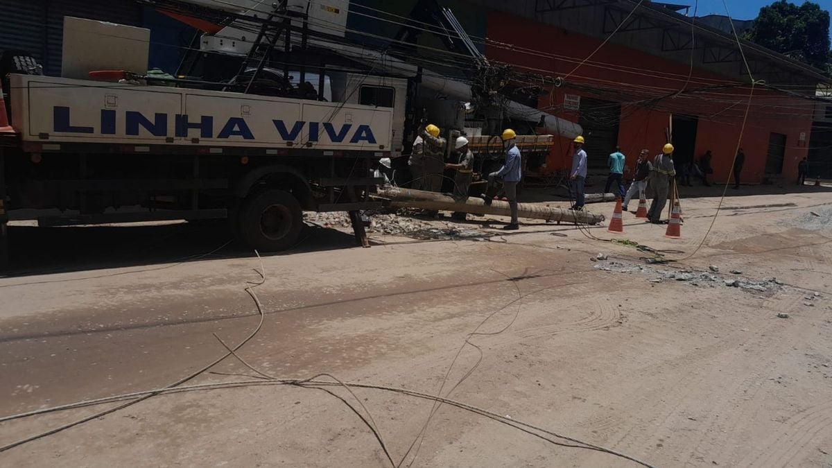 Equipe trabalhando para restabelecer energia em Colatina