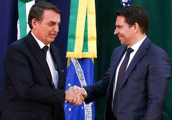 Bolsonaro e Alexandre Ramagem, diretor da Abin, teria participado de uma reunião em que teria se discutido estratégia supostamente em apoio ao senador Flávio Bolsonaro