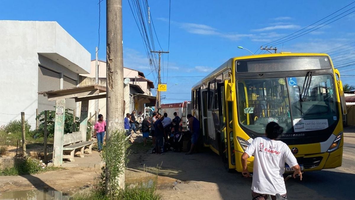 Momento em que vítima recebe atendimento médico após acidente em São Mateus