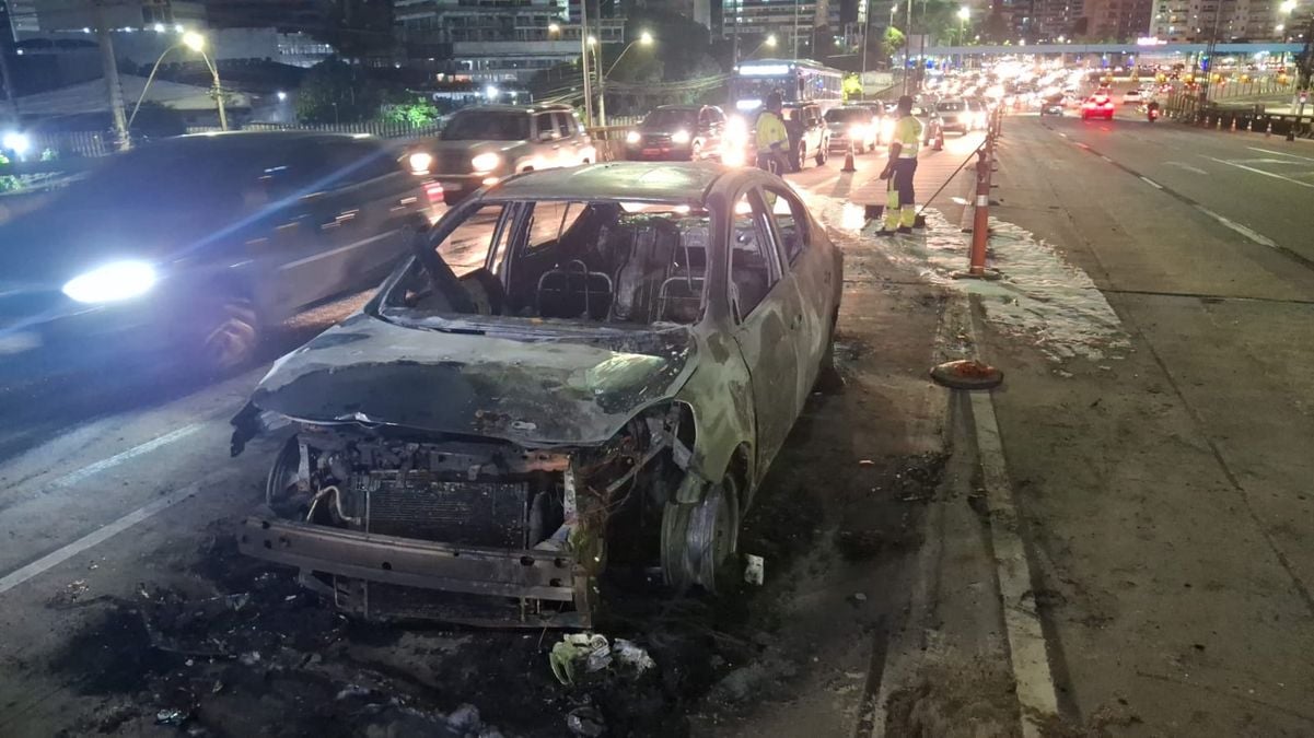 Nissan Versa ficou completamente destruído após pegar fogo na Terceira Ponte