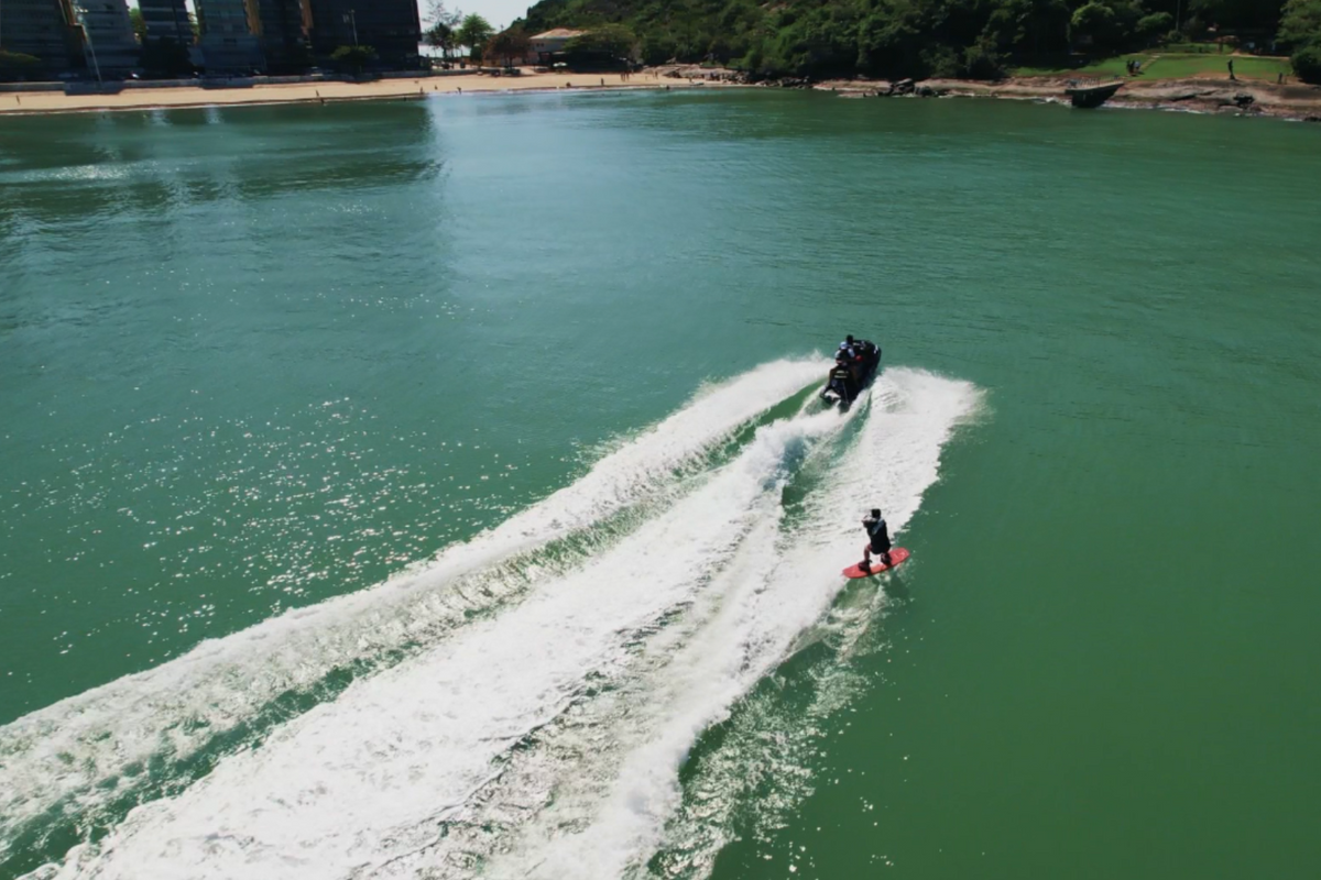 O wakeboard é uma atividade ideal para fazer em Guarapari 