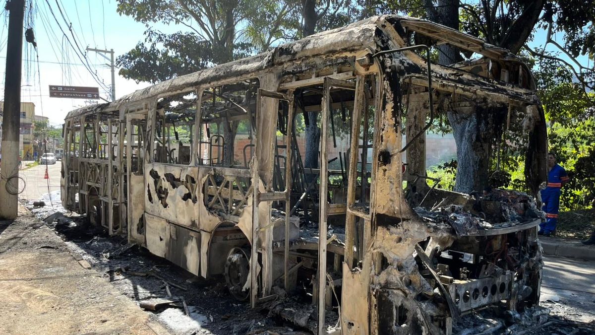 Ônibus é incendiado no bairro Cascata, na Serra. por Vinicius Colini