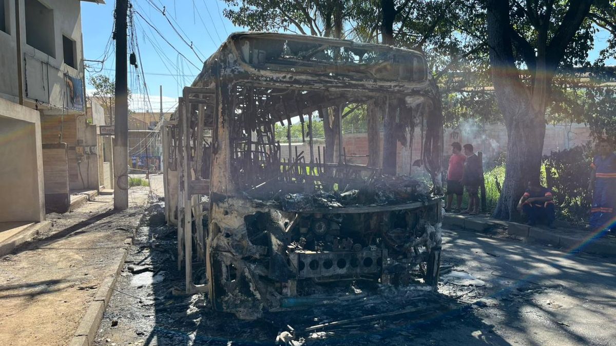 Ônibus é incendiado no bairro Cascata, na Serra. por Vinicius Colini
