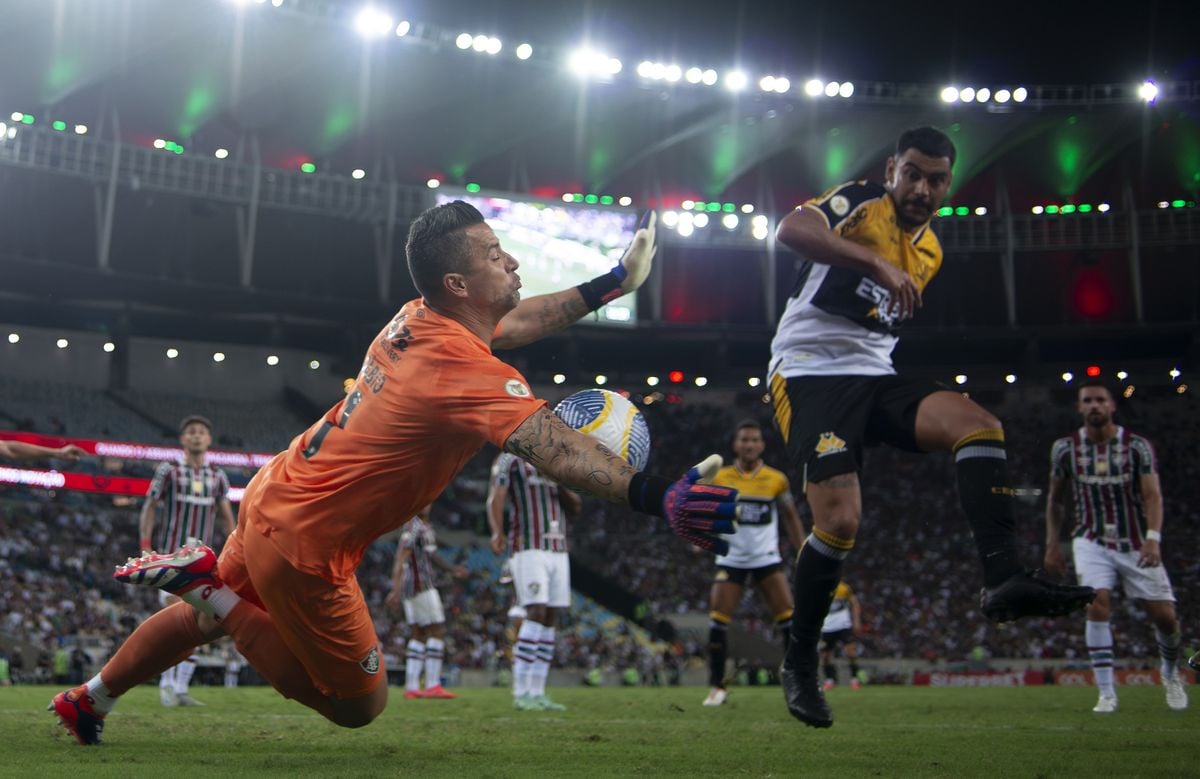 O goleiro Fabio operou um milagre no empate entre Fluminense e Criciúma no Maracanã