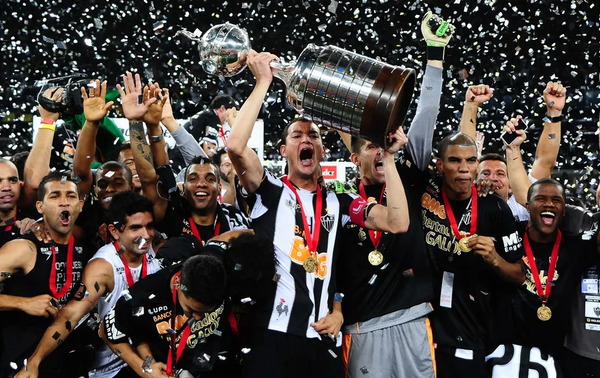 Réver levantando a taça da Libertadores do Atlético, em 2013