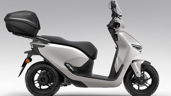 A scooter é alimentada por duas baterias Honda Mobile Power Pack de 48V e 1,3 kW, que alimentam um motor lateral E-Drive com potência de até 6 kW, com velocidade máxima de 83 km/h