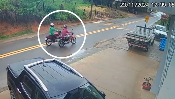 Dias após o amigo ter moto furtada, eles encontrarem um veículo idêntico na rua e acabaram levando para casa por engano, pensando estar recuperando a moto do colega