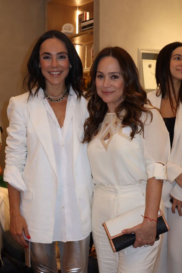 A designer de joias Carolina Neves e a atriz Gabriela Duarte 