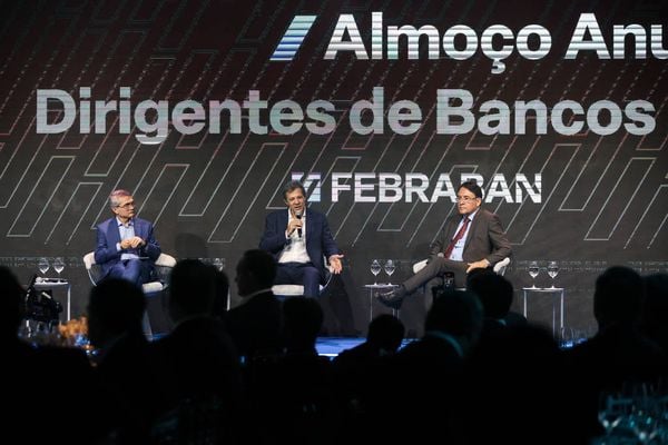 Almoço Anual dos Dirigentes de Bancos, promovido pela Febraban; da direita para a esquerda: presidente da Febraban, Isaac Sidney, ministro da Fazenda, Fernando Haddad, e diretor de comunicação da Febraban, João Borges