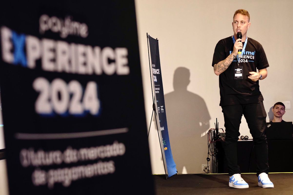 Leonardo Gomes, CEO da Paytime, em evento em Vitória