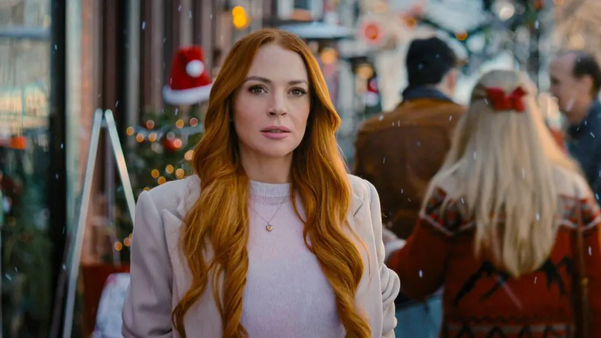 Lindsay Lohan retorna ao universo natalino da Netflix no filme “Nosso Segredinho”