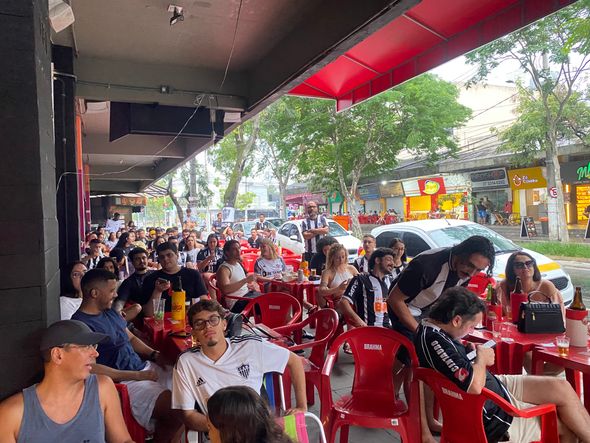 Torcedores do Atlético Mineiro assistem à final da Libertadores na Rua da Lama, em Vitória por Vinícius Lima