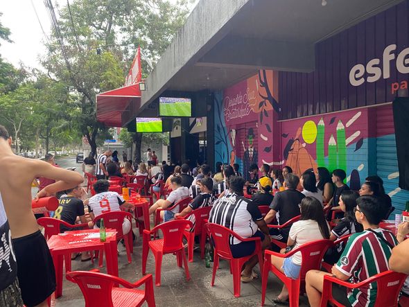 Torcedores do Atlético Mineiro assistem à final da Libertadores na Rua da Lama, em Vitória por Vinícius Lima