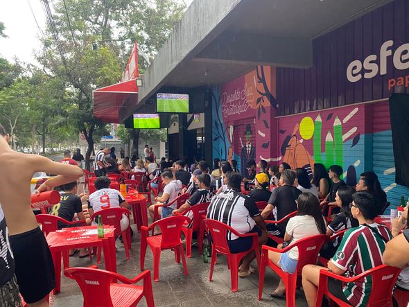 Torcedores do Atlético Mineiro assistem à final da Libertadores na Rua da Lama, em Vitória por Vinícius Lima