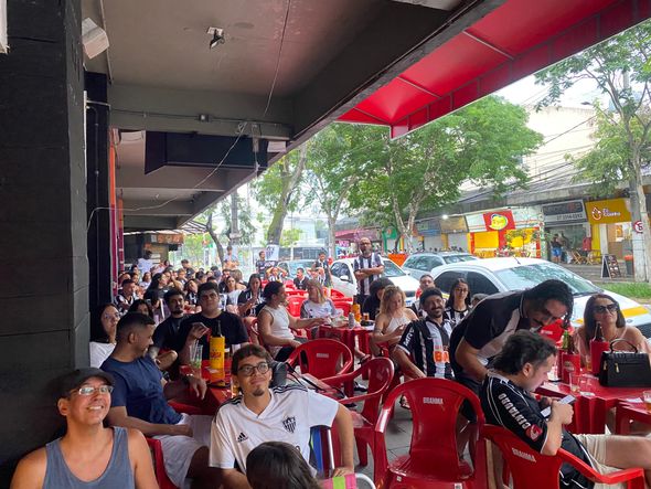 Torcedores do Atlético Mineiro assistem à final da Libertadores na Rua da Lama, em Vitória por Vinícius Lima