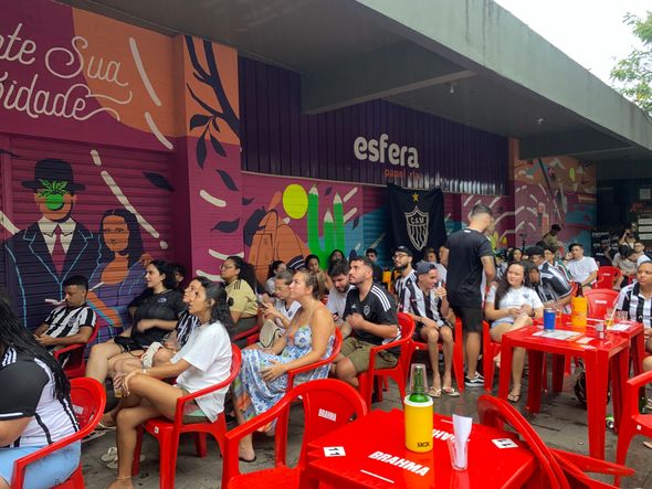 Torcedores do Atlético Mineiro assistem à final da Libertadores na Rua da Lama, em Vitória por Vinícius Lima
