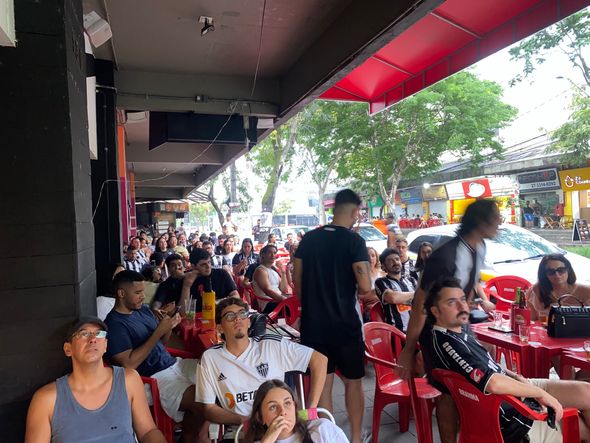 Torcedores do Atlético Mineiro assistem à final da Libertadores na Rua da Lama, em Vitória por Vinícius Lima