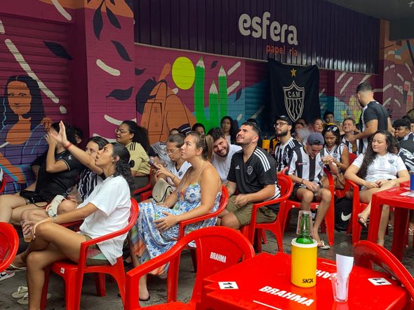 Torcedores do Atlético Mineiro assistem à final da Libertadores na Rua da Lama, em Vitória por Vinícius Lima