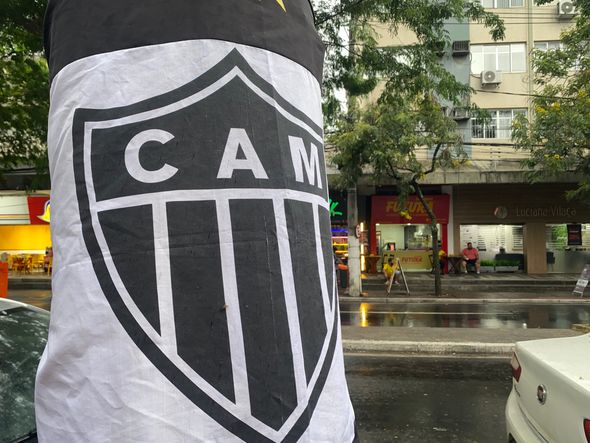 Torcedores do Atlético Mineiro assistem à final da Libertadores na Rua da Lama, em Vitória por Vinícius Lima