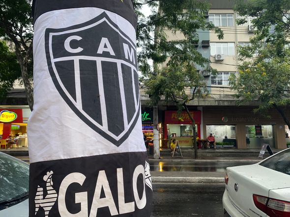 Torcedores do Atlético Mineiro assistem à final da Libertadores na Rua da Lama, em Vitória por Vinícius Lima