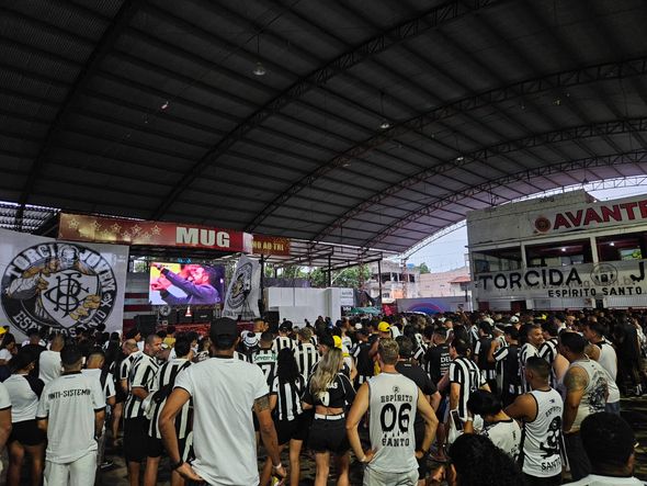 Torcedores do Botafogo acompanham final da Libertadores, contra o Atlético-MG, na quadra da MUG, em Vila Velha por Caio Vasconcelos