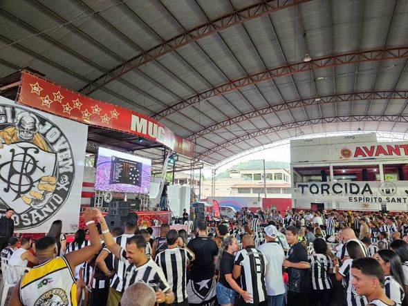 Torcedores do Botafogo acompanham final da Libertadores, contra o Atlético-MG, na quadra da MUG, em Vila Velha por Caio Vasconcelos