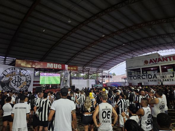 Torcedores do Botafogo acompanham final da Libertadores, contra o Atlético-MG, na quadra da MUG, em Vila Velha por Caio Vasconcelos